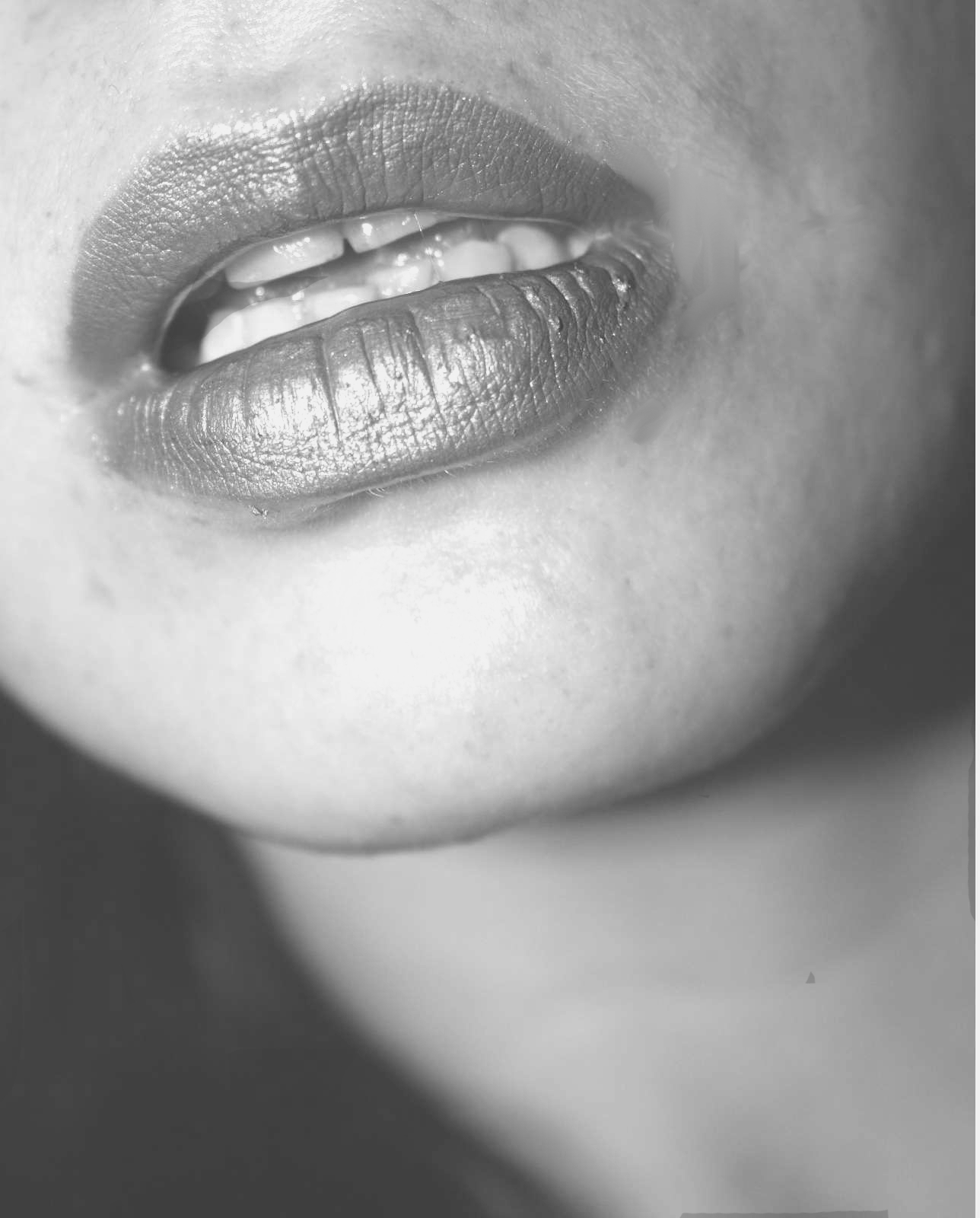 черно белое фото губ